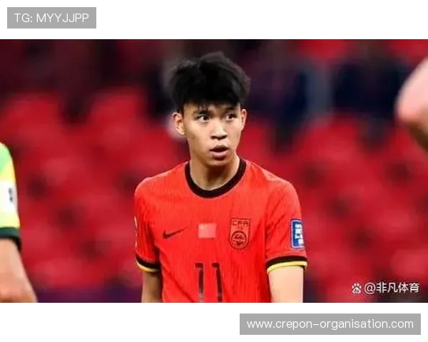 王钰栋热身遭飞踹 经纪人透露膝盖已遭不当劳损影响 王钰栋热身遭飞踹 经纪人透露膝盖已遭不当劳损影响