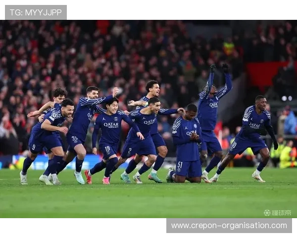 孔帕尼豪取16连胜 客场击败巴黎后与球员一同庆祝精彩胜利 孔帕尼豪取16连胜 客场击败巴黎后与球员一同庆祝精彩胜利