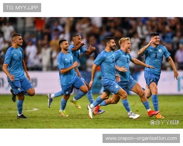 意大利对阵以色列比赛中两名球迷欲冲入场地遭安保及时制止